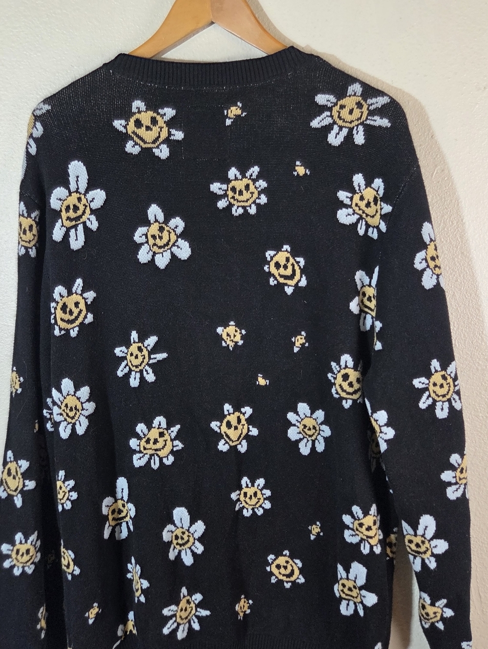 Vans Men’s Large Black Smiley Daisy Cardigan Sweater Cotton V Neck Button Front - Picture 9 of 13